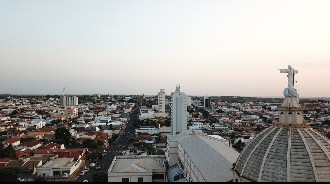 <p>Dracena é considerada um bom lugar para idosos, pois destaca-se pela tranquilidade, segurança e qualidade de vida. Possui a infraestrutura necessária para o dia a dia, incluindo opções de saúde e assistência social focadas na terceira idade.</p>
