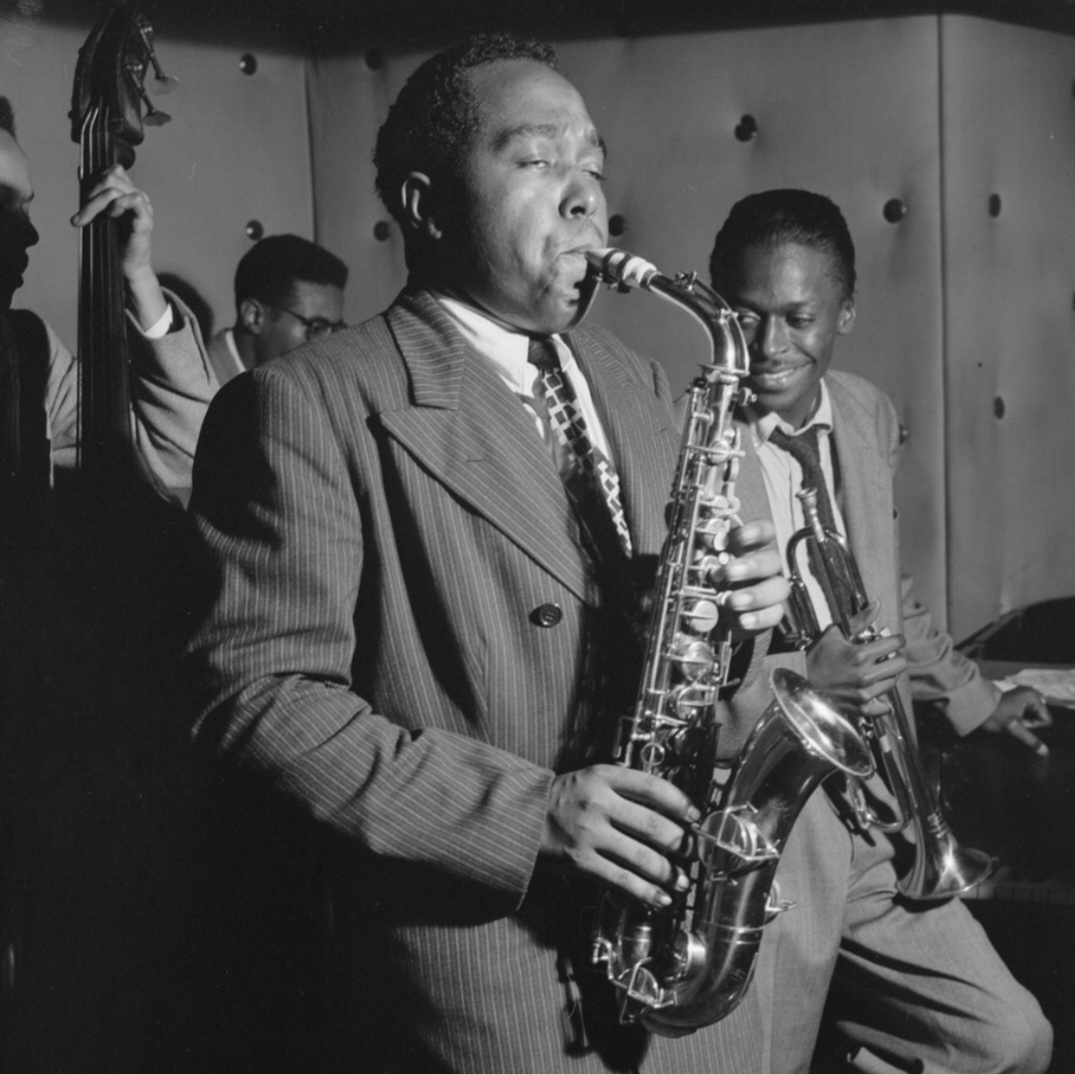 <p>Foi nesse contexto que seu talento chamou a atenção do saxofonista Charlie Parker (foto) e, pouco depois, de Gerry Mulligan, com quem formaria um quarteto histórico no início dos anos 1950.</p><?php if (strpos(site('ds_site_link'), '/apostas') === false): ?>

    </div>

    <div class=