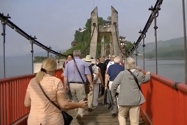 <p>Os visitantes acessam o local atravessando uma ponte que os leva à base da muralha protetora.</p>
