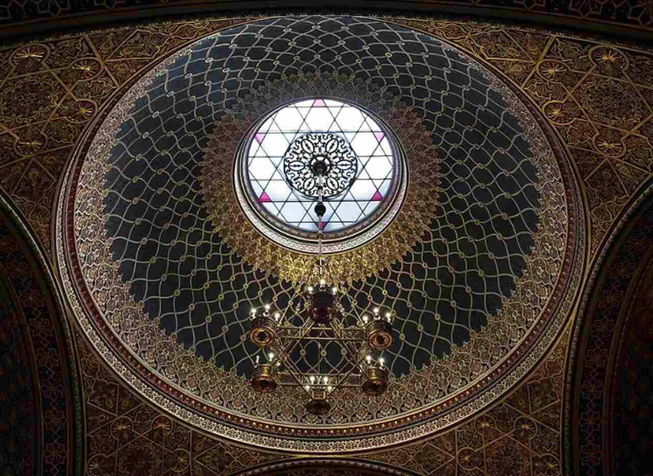 <p>Sinagoga Espanhola (Španělská synagoga) – Concluída em 1868, a Sinagoga Espanhola é a mais nova sinagoga do Bairro Judeu, conhecida por seu interior ricamente decorado em estilo mourisco. Atualmente, faz parte do Museu Judaico de Praga.</p>
