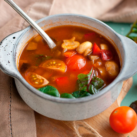 <p>Há muitos tipos de sopa, como cebola, canja e minestrone, mas quem está com dor intestinal precisa de versões mais leves. Nesses casos, é importante controlar a gordura e escolher ingredientes que ofereçam os nutrientes certos.</p>
