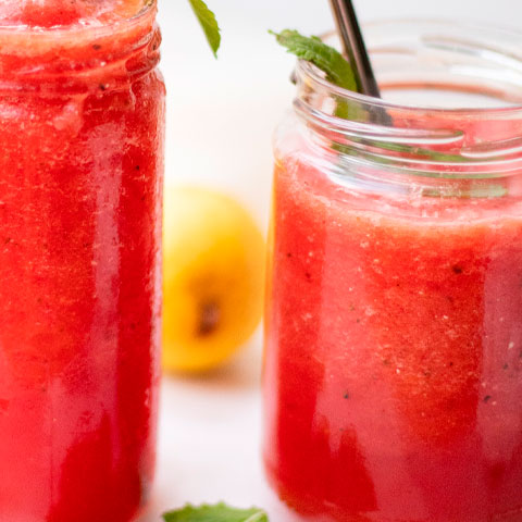 <p>Por ter muita água, a melancia é excelente para hidratar o organismo. Consumida como suco, também age como diurético natural graças ao potássio e ao magnésio presentes na fruta.</p>
