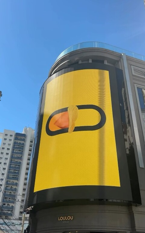 <p>O principal destaque é um telão de LED 5D circular, com 9,6 metros de largura e 11,5 metros de altura. No mesmo local, entrou em operação o New York Food Lounge, complexo gastronômico e cultural com 1.500 metros quadrados, 26 lojas e capacidade para 350 pessoas.</p></div>

<!-- INTERBANNER 5 [RETANGULO(BR)] - DESKTOP - [INTERNAS] -->
<div class=