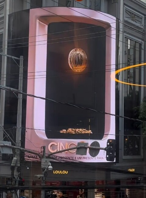 <p>O investimento total foi de R$ 50 milhões. O telão funcionará 24 horas, exibindo anúncios e conteúdos interativos, além de mensagens personalizadas. A prefeitura afirmou que o projeto está regular, apesar das críticas iniciais sobre possível poluição visual.</p><?php if (strpos(site('ds_site_link'), '/apostas') === false): ?>
    </div>
    <div class=