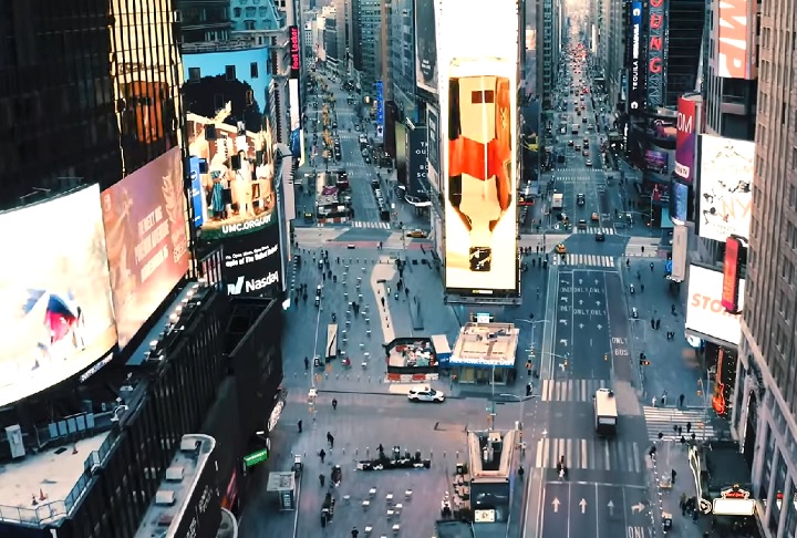 <p>A área se estende da 42nd Street à 47th Street, entre a Broadway e a Seventh Avenue, e é famosa por seus enormes painéis de LED, luzes neon e telas digitais que iluminam a área 24 horas por dia.</p>
