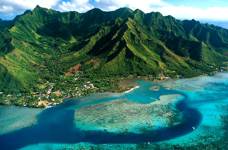 <p>As ilhas variam entre atóis de coral e ilhas vulcânicas. O clima é tropical, com um período mais chuvoso de novembro a abril.</p>
