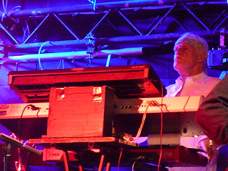 <p><b>Tony Kaye</b><span style=font-weight: 400;> – Nascido em 11 de janeiro de 1946, é tecladista e membro fundador do Yes. Participou das fases iniciais da banda e retornou ao grupo entre 1983 e 1996.</span></p><?php if (strpos(site('ds_site_link'), '/apostas') === false): ?>
  </div>

  <div data-type=