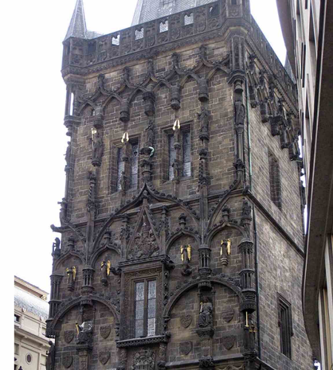 <p>Torre de Pólvora (Prašná brána) – Construída em 1475 como uma das entradas da cidade, a Torre de Pólvora é um exemplo da arquitetura gótica de Praga. Era utilizada para armazenar pólvora no século XVII e oferece uma vista panorâmica da Cidade Velha.</p>
