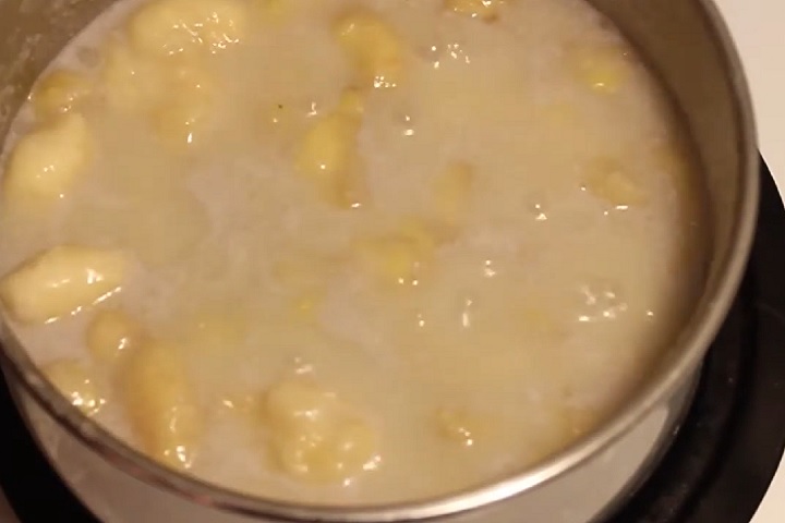 <p>Além da kava, outras comidas tradicionais de Tonga incluem o pulu’lu (carne cozida em folhas de taioba com cebola e leite de coco) e o vai’siaine (sopa feita de banana e coco – foto).</p>
