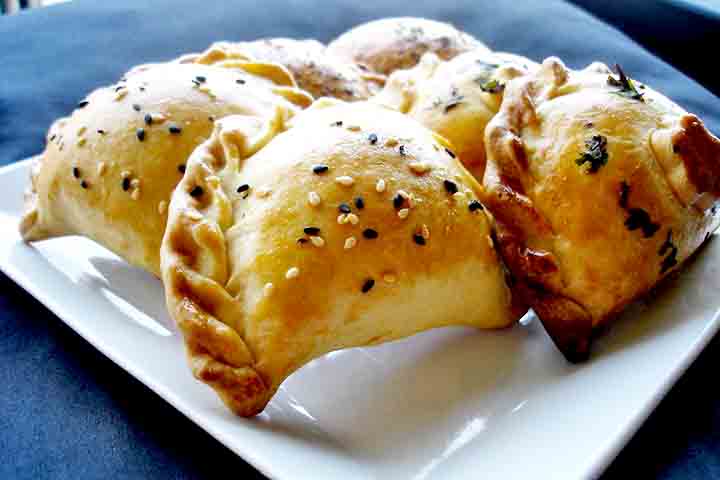 <p>As empanadas são pequenos pastéis assados ou fritos, geralmente recheados com carne, queijo, vegetais ou outros ingredientes salgados. São populares em diversos países da América Latina e da Península Ibérica.</p>
