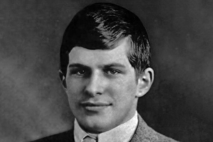 <p>William James Sidis foi um dos maiores prodígios intelectuais da história moderna, nascido em 1º de abril de 1898, em Boston, nos Estados Unidos. Desde muito cedo, demonstrou habilidades cognitivas extraordinárias, surpreendendo pais e educadores.</p>
