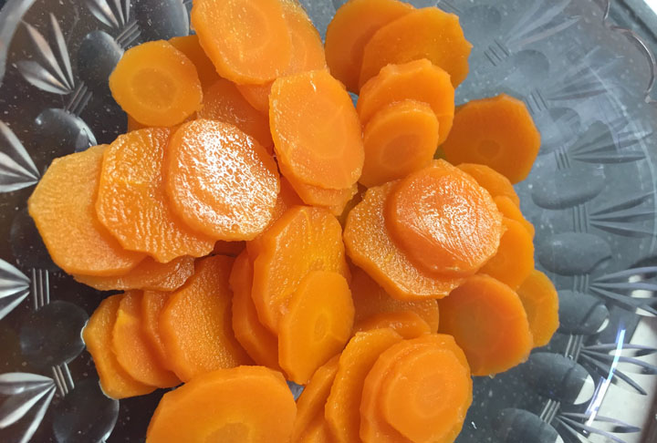 <p>Uma opção de raiz bastante consumida no Brasil é a cenoura. Ela ajuda a manter a saúde do coração, inibindo o processo de oxidação do colesterol ruim (LDL), assim como combate doenças como catarata e cegueira noturna.</p><?php if (strpos(site('ds_site_link'), '/apostas') === false): ?>

    </div>

    <div class=