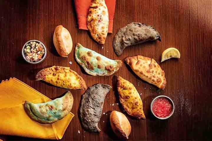 <p>Com a colonização espanhola, as empanadas se espalharam por toda a América Latina, ganhando variações regionais em ingredientes, formato, modo de preparo e tamanho. Cada cultura adaptou a receita conforme seus costumes e produtos locais.</p><?php if (strpos(site('ds_site_link'), '/apostas') === false): ?>
    </div>
    <div class=