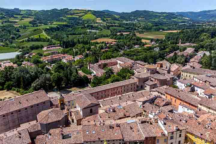 <p>2º) Brisighella, Itália: Essa é uma encantadora vila medieval na região da Emilia-Romagna. A cidade é dominada por três colinas que abrigam a Rocca Manfrediana, o Santuário de Monticino e a Torre do Relógio.</p>
