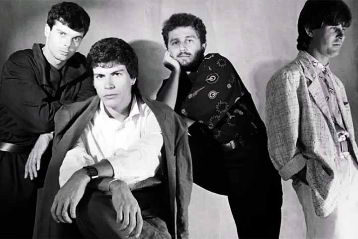 <p>Nos anos 1980, retornou ao Brasil e fundou a banda Aura com o tecladista Luiz Schiavon. Apesar de não alcançar grande sucesso, essa parceria foi fundamental para a formação do RPM, grupo que foi um dos principais do rock brasileiro.</p>
