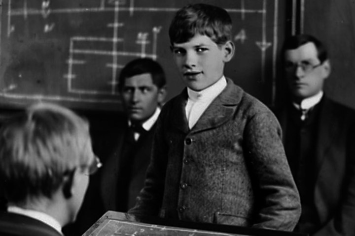 <p>A história de William inspirou psicólogos, pedagogos e filósofos a refletirem sobre o verdadeiro significado da inteligência. Ela levanta a questão: genialidade garante felicidade?</p>
