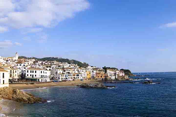 <p>Costa Brava (Espanha) – Localizada na Catalunha, combina praias paradisíacas com vilarejos históricos e uma forte influência de Salvador Dalí. Suas enseadas rochosas e águas cristalinas encantam turistas.</p><?php if (strpos(site('ds_site_link'), '/apostas') === false): ?>
    </div>
    <div class=
