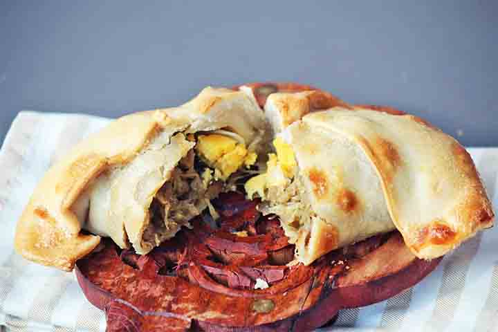 <p>No Chile, as empanadas tradicionais são chamadas de “empanadas de pino”, recheadas com carne moída, cebola, ovo, azeitona e, às vezes, uvas-passas. Costumam ser grandes e são assadas até dourar.</p><?php if (strpos(site('ds_site_link'), '/apostas') === false): ?>
</div>
<div data-type=