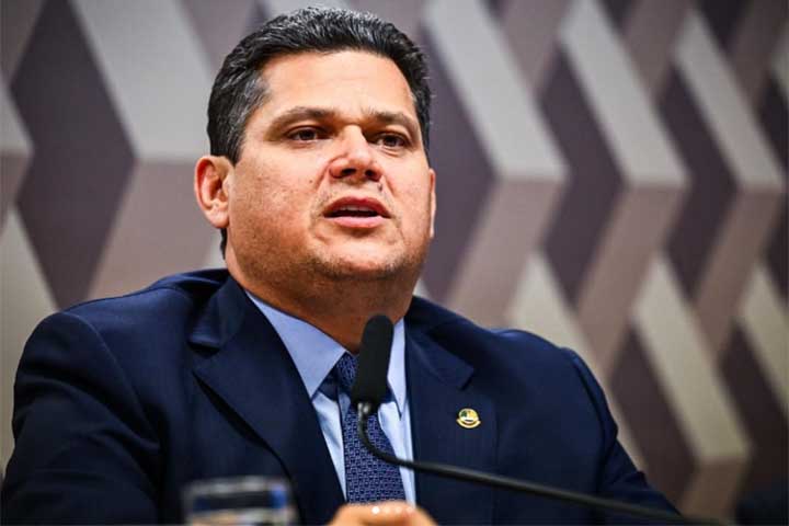 <p><span style=font-weight: 400;>O desconhecimento é ainda mais acentuado em relação ao presidente do Senado. De acordo com a sondagem, 68% dos brasileiros afirmaram não conhecer Davi Alcolumbre. </span></p><?php if (strpos(site('ds_site_link'), '/apostas') === false): ?>
    </div>

    <div class=