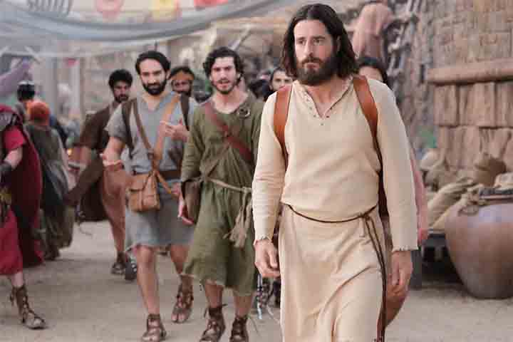 <p>O núcleo de atores da série conta com Jonathan Roumie como Jesus, acompanhado por Shahar Isaac no papel de Simão Pedro, Elizabeth Tabish como Maria Madalena e Paras Patel como Mateus.</p>
