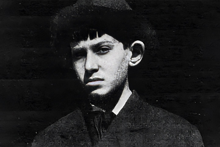 <p>Aos 16 anos, formou-se pela instituição e parecia destinado a se tornar um dos maiores cientistas da era moderna. No entanto, o peso da fama precoce e a pressão da sociedade mudariam seu destino.</p><?php if (strpos(site('ds_site_link'), '/apostas') === false): ?>
  </div>

  <div data-type=