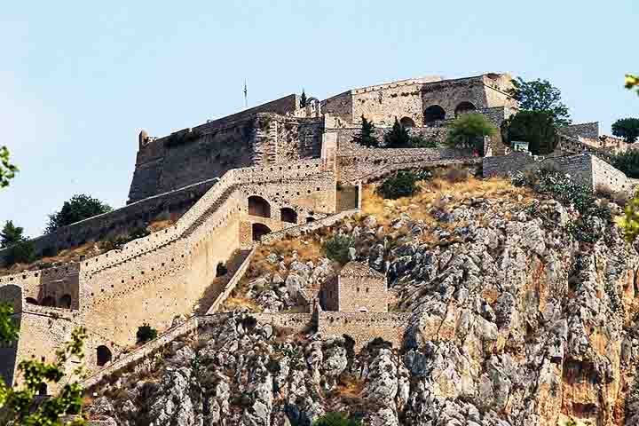 <p>As principais atrações de Nafplio incluem o castelo de Palamidi, os tradicionais cafés à beira-mar e o forte de Bourtzi, situado em uma ilhota no porto.</p>
