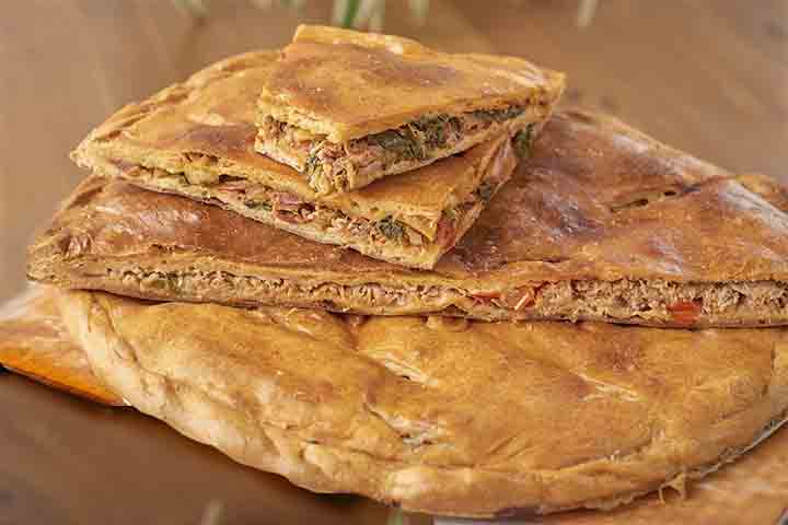 <p>Na Espanha, há empanadas grandes servidas em pedaços, como a empanada galega, feita em tabuleiro com recheios de atum, sardinha ou carne, além de cebola e pimentão. São parte da tradição desde tempos medievais.</p><?php if (strpos(site('ds_site_link'), '/apostas') === false): ?>

    </div>

    <div class=