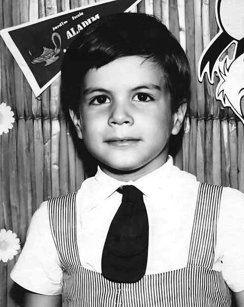 <p>Paulo Ricardo Oliveira Nery de Medeiros nasceu no Rio de Janeiro em 23 de setembro de 1962. Filho de um militar e uma professora, sua infância foi marcada por mudanças frequentes de cidade devido à profissão do pai.</p>
