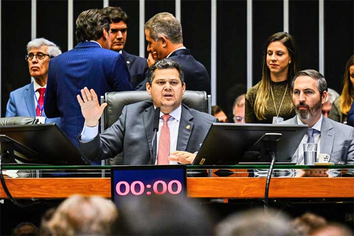 <p><span style=font-weight: 400;>No biênio 2019-2020, ocupou pela primeira vez a presidência do Senado e, consequentemente, do Congresso Nacional. Em 1º de fevereiro de 2025, foi eleito para o posto pela segunda vez, com 73 dos 81 votos dos senadores. </span></p>
