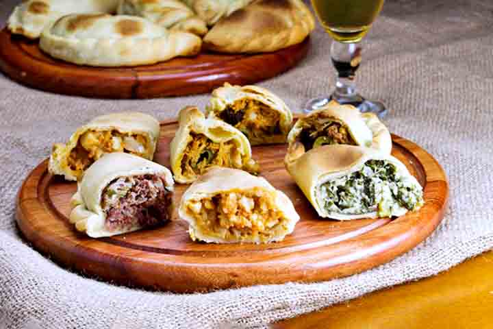 <p>Os recheios são muito variados: carne bovina, frango, peixe, presunto com queijo, palmito, legumes, ou versões doces com banana, goiabada ou doce de leite. A versatilidade é uma marca desse alimento.</p>
