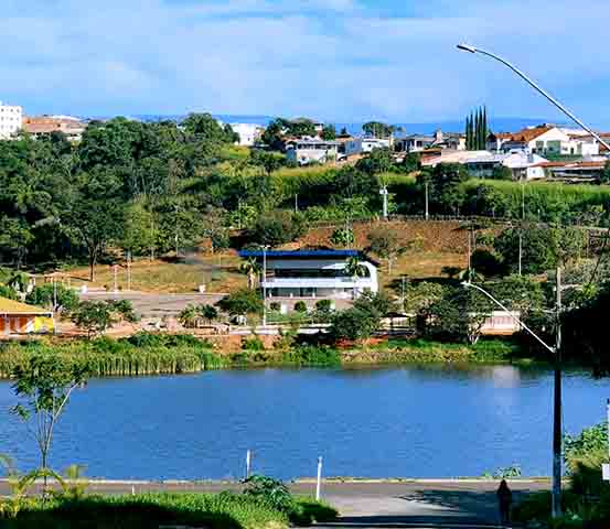 <p>Ouro Branco é uma cidade de Minas Gerais que carrega um pedaço importante da história do Brasil. Localizada a cerca de 100 quilômetros de Belo Horizonte, ela fica muito próxima de Ouro Preto, um dos destinos mais conhecidos do ciclo do ouro. Com uma combinação de passado colonial, belezas naturais e desenvolvimento industrial, Ouro Branco merece atenção tanto dos viajantes interessados em história quanto daqueles que buscam contato com a natureza. As origens do município remontam ao final do 