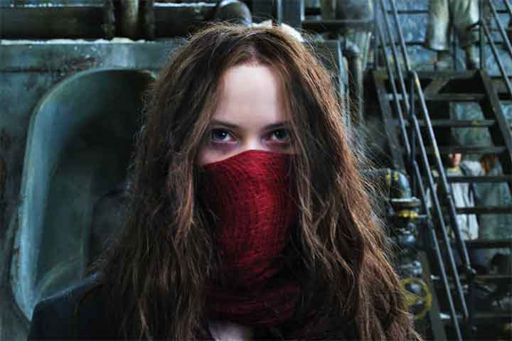 <p>A estética steampunk aparece em cada detalhe visual, das engrenagens das cidades aos trajes dos personagens. A história acompanha Tom e Hester (Hera Hilmar, na foto) em uma jornada de sobrevivência e resistência, em meio a um cenário marcado por tecnologia primitiva e design extravagante.</p>
