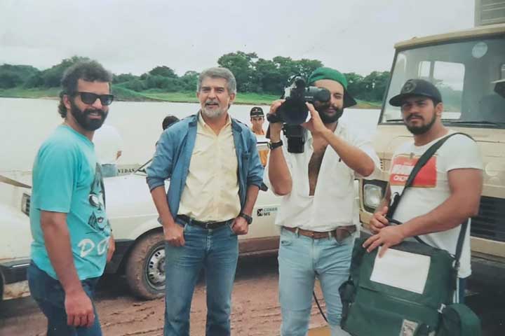 <p><span style=font-weight: 400;>Em 1975, Meirelles passou a integrar a equipe de O Globo, onde assinou reportagens marcantes, entre elas uma cobertura sobre o terremoto que atingiu a Guatemala em 1976. Também participou da criação da seção Plantão Globo, voltada ao registro de denúncias e reclamações de moradores de bairros do Rio de Janeiro. </span></p>
