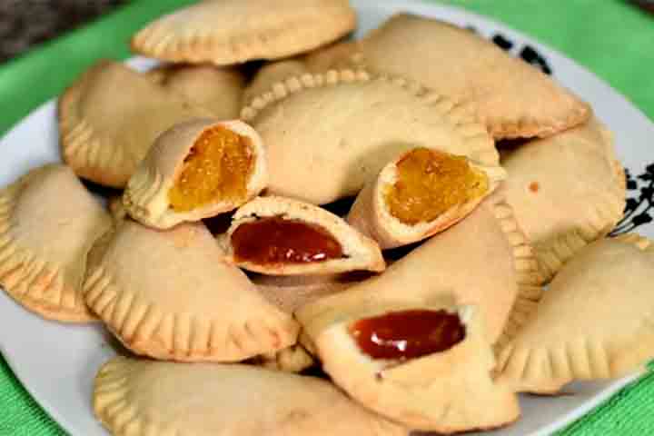 <p>As empanadas doces são mais comuns em algumas regiões da Argentina e do Paraguai, onde são servidas como sobremesa e polvilhadas com açúcar e canela. Algumas versões levam frutas ou compotas.</p>
