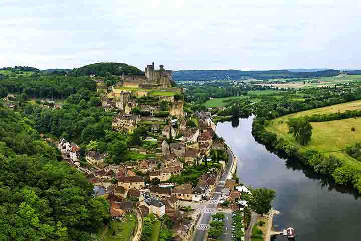 <p>6º) Beynac-et-Cazenac, França: Esta é uma pitoresca vila medieval na região da Dordonha, que mais parece saída de um conto de fadas. Já foi classificada como um dos “Mais Belos Vilarejos da França”.</p>
