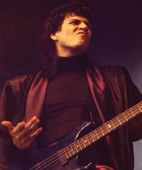 <p>Em 1977, já em São Paulo, formou sua primeira banda, a Prisma, e iniciou a faculdade de jornalismo, que não concluiu. Em seguida, mudou-se para Londres, onde trabalhou como jornalista e escreveu sobre música europeia para a revista “Som Três”.</p>
