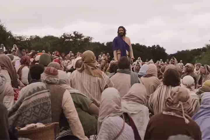 <p>Assim que as filmagens são concluídas, entra em cena uma equipe formada por linguistas, teólogos, pastores e estudiosos da Bíblia, que adaptam cuidadosamente cada diálogo ao contexto cultural de cada idioma.</p>
