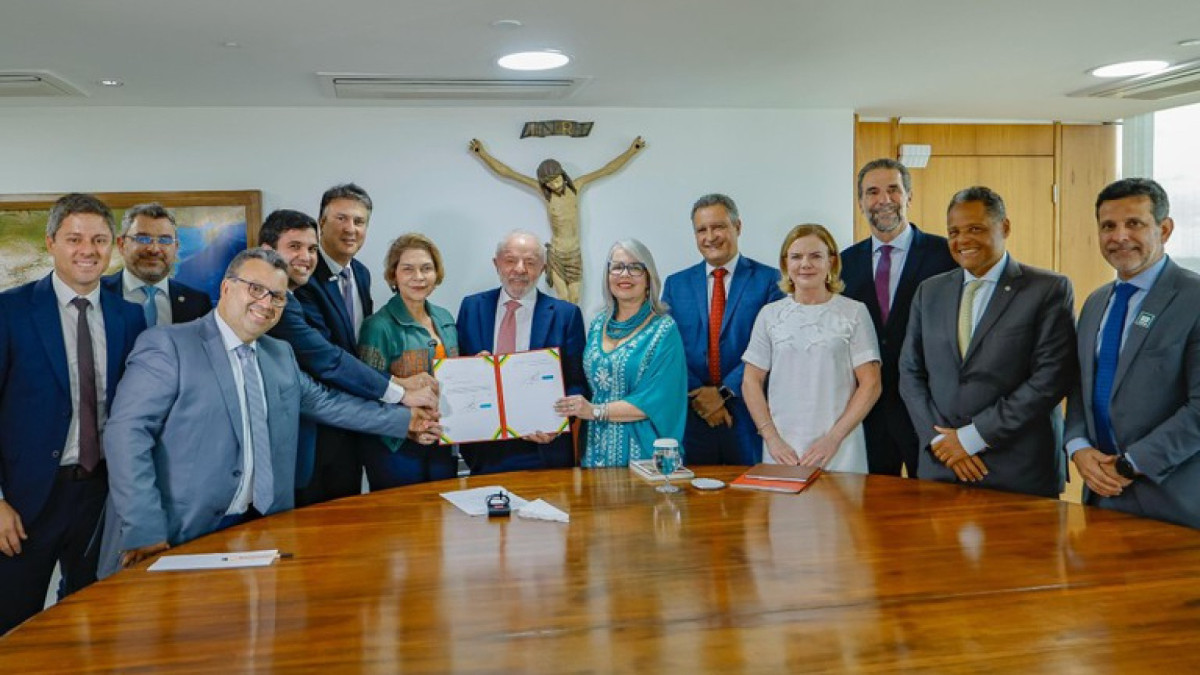 Presidente Lula assinou nesta quarta-feira, 21, Medida Provisória de 5,4% de reajuste no piso salarial nacional dos professores