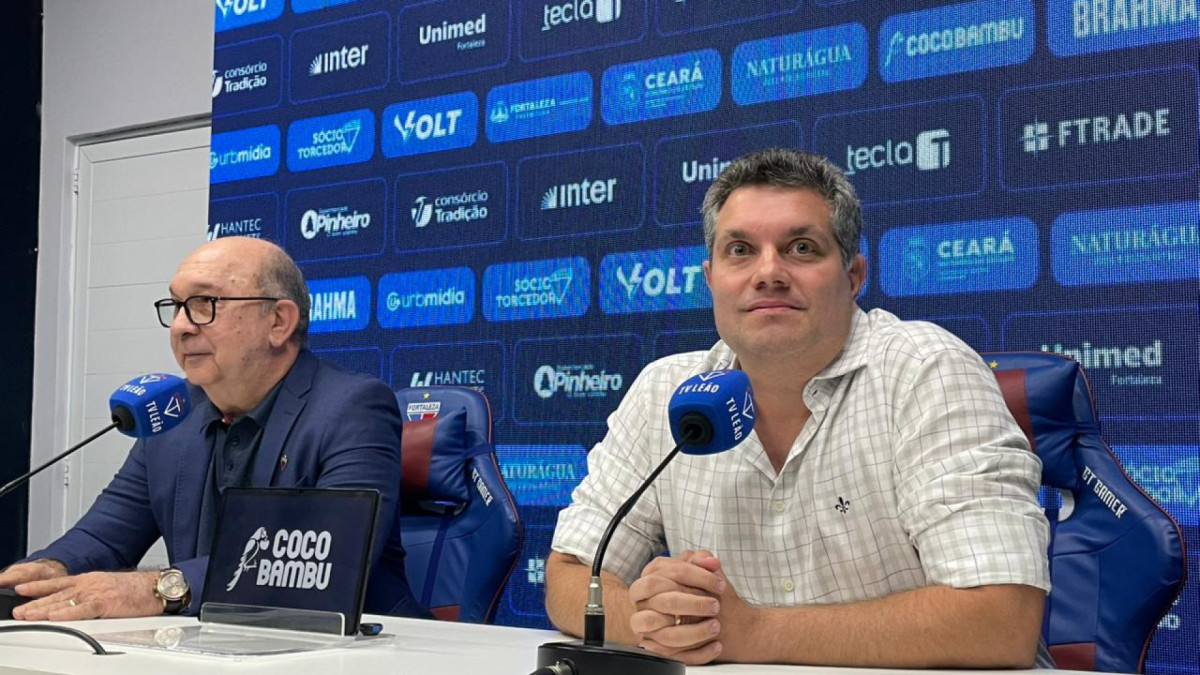 Bruno Cals (à direita), presidente do Conselho da SAF do Fortaleza, concedeu entrevista coletiva ao lado do presidente do clube, Rolim Machado