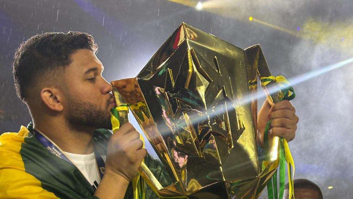 Goleiro cearense Esaú Assunção comemora título da Copa do Mundo de Kings League