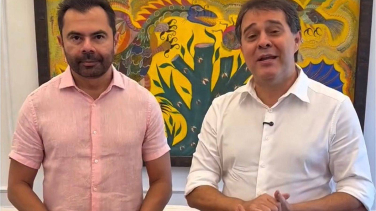 Ao lado do secretário municipal de Educação, Idilvan Alencar, o prefeito Evandro Leitão anunciou que Fortaleza vai aderir ao reajuste de 5,4% no piso salarial dos professores