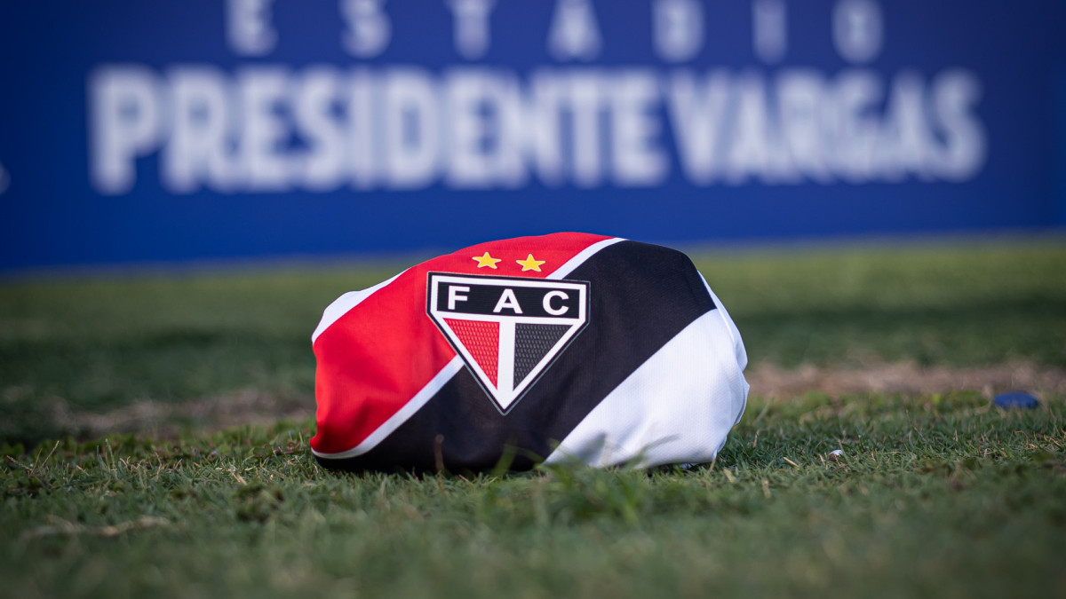 Foto de apoio ilustrativo: camisa do Ferroviário no gramado do estádio Presidente Vargas, durante o Campeonato Cearense