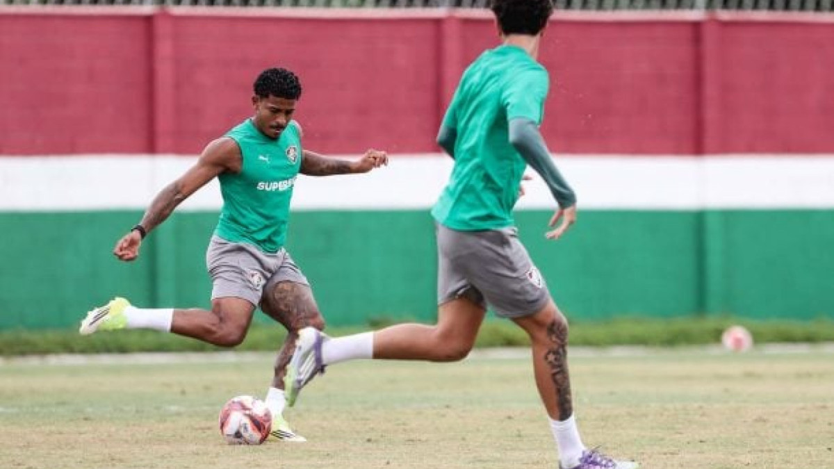 John Kennedy e Santi Moreno participam de atividades com bola e podem aparecer na lista de relacionados contra o Nova Iguaçu