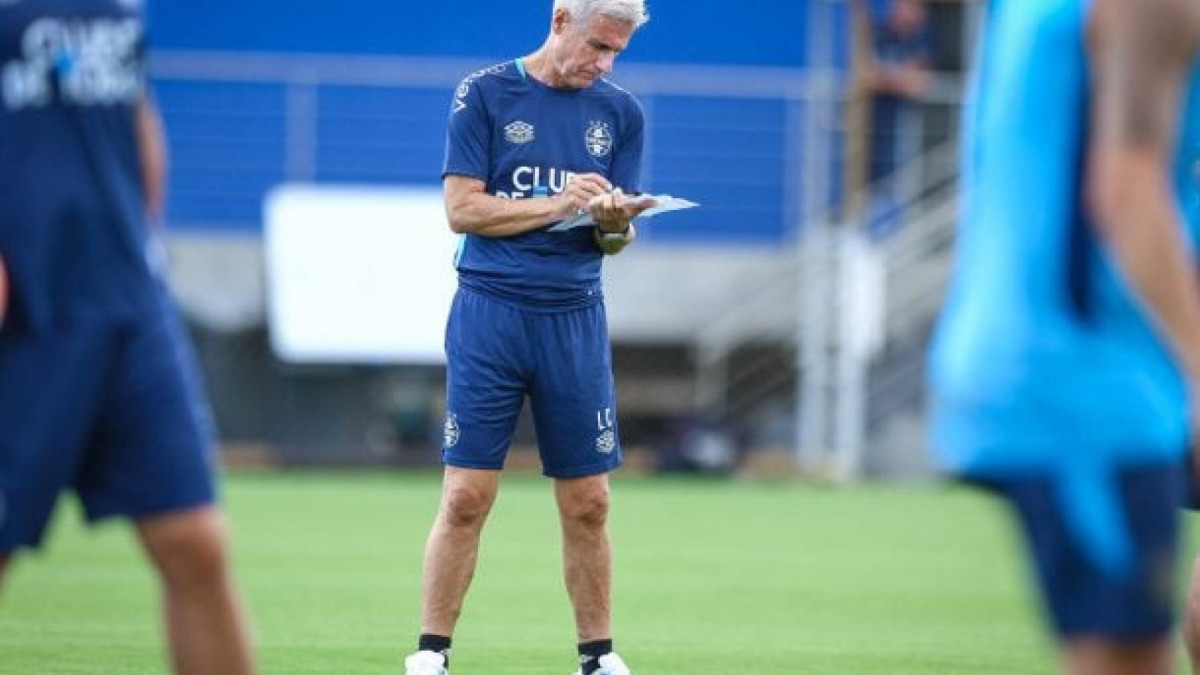 Luis Castro prioriza clássico e estreia no Brasileirão, aposta em equipe alternativa e avalia disputas por posição no elenco