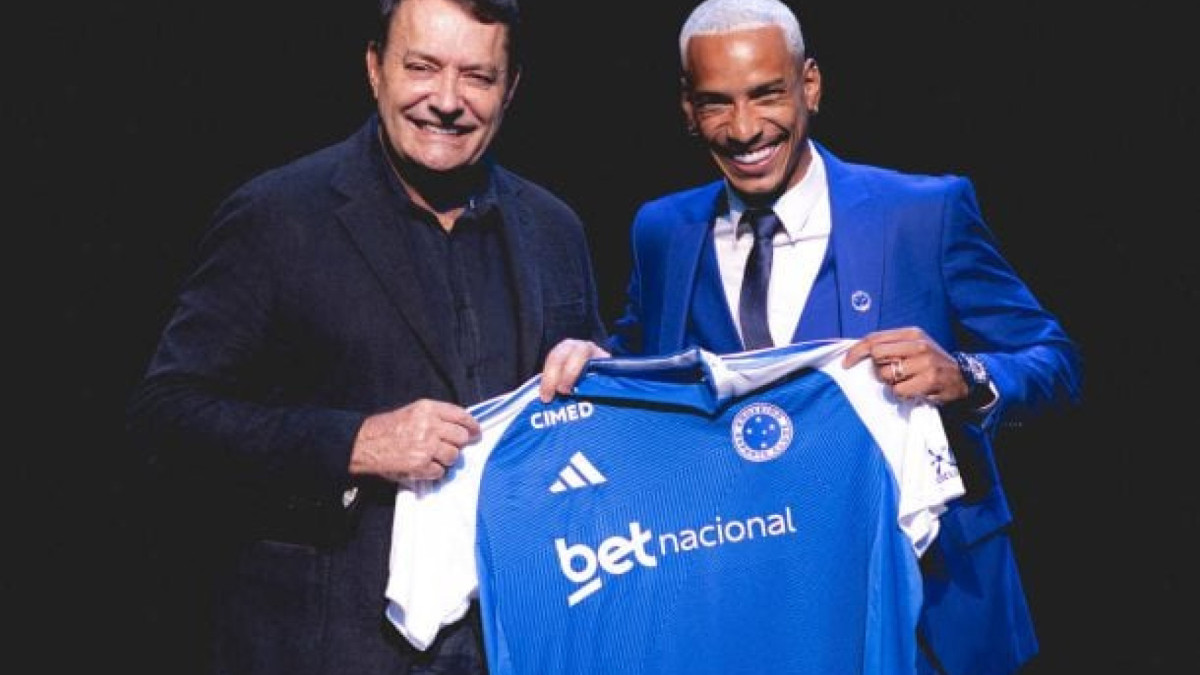 Craque assina novo vínculo por três temporadas, ou seja, até o fim de 2028, com a Raposa; veja declarações dele e de Pedro Lourenço