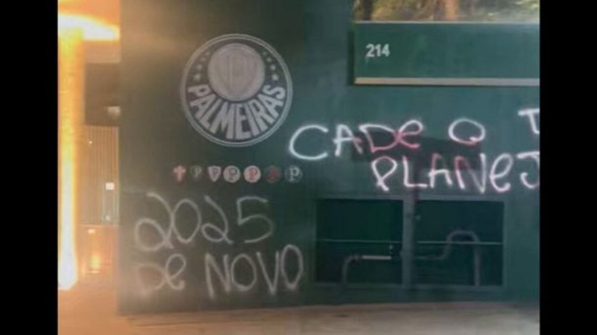 Principais alvos dos protestos foram a presidente Leila Pereira e o técnico Abel Ferreira