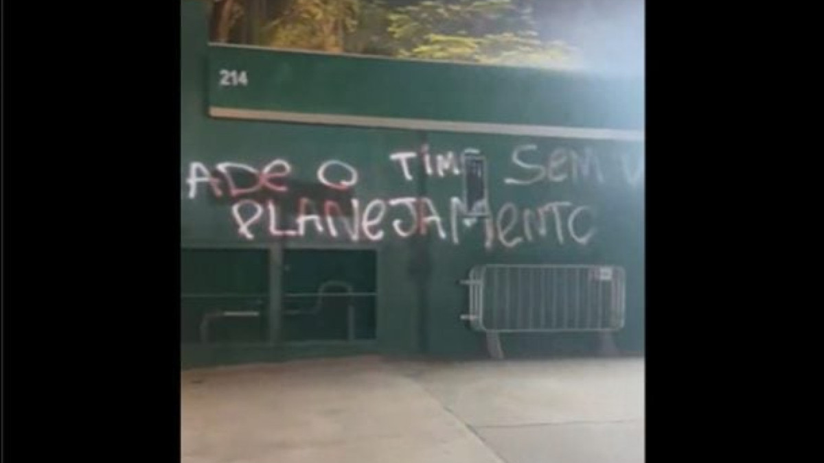 Clube informou que está colaborando com as autoridades para a identificação dos infratores e probirá os mesmo de irem aos jogos