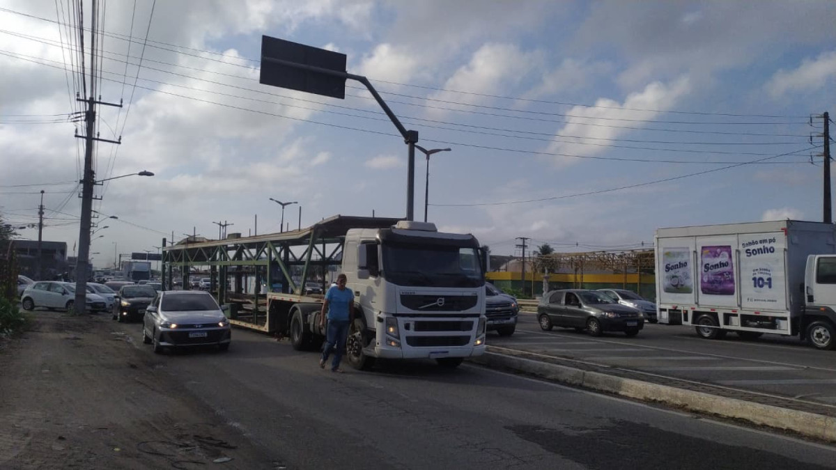 O desencaixe do semi-reboque de uma carreta causou congestionamento na BR-116, na manhã desta quarta-feira, 21
