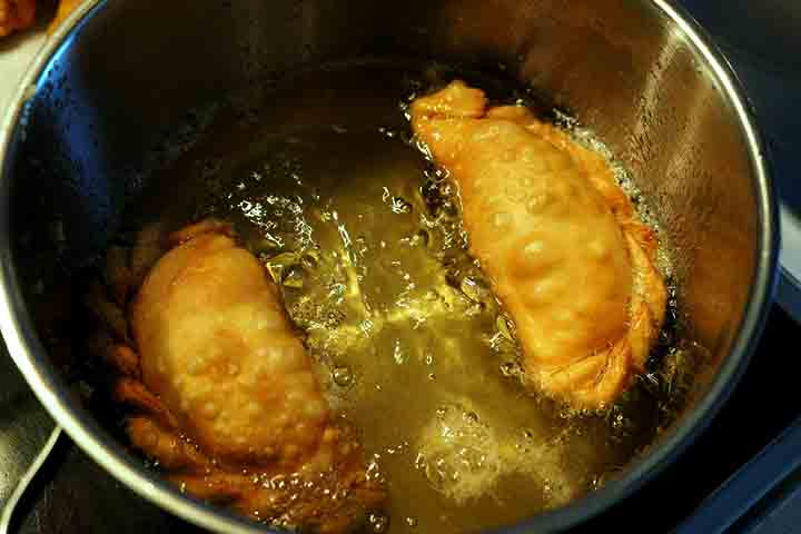 <p>Embora sejam consideradas um alimento simples, as empanadas podem ser bastante calóricas, especialmente quando fritas. Uma empanada média de carne pode ter entre 200 e 350 calorias, dependendo da massa e do recheio.</p>
