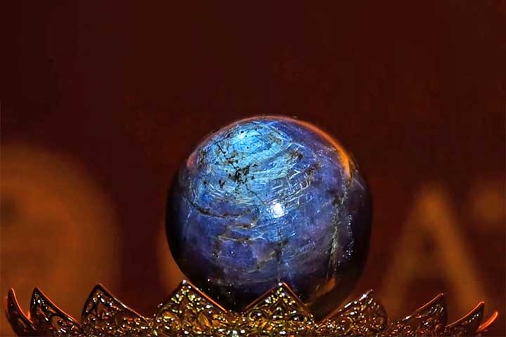 <p>A avaliação técnica foi conduzida pelo gemólogo Ashan Amarasinghe, que destacou o asterismo excepcional da pedra (efeito óptico de seis raios perfeitamente definidos).</p><?php if (strpos(site('ds_site_link'), '/apostas') === false): ?>
  </div>

  <div data-type=